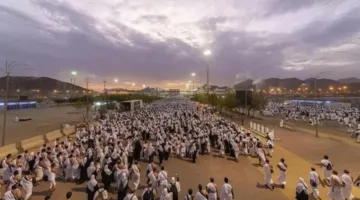 الحجاج يتجهون إلى مشعر مزدلفة بعد انتهاء الوقوف في عرفات