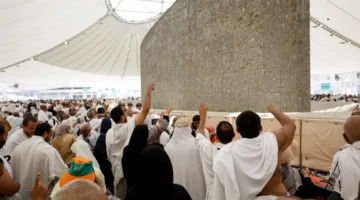 الحجاج يقذفون الجمرات الثلاث في اليوم الثاني من أيام التشريق