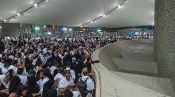 الحجاج يقومون برمي الجمرات في اليوم الأول من عيد الأضحى
