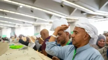 الحجاج يقومون برمي الجمرات في اليوم الثالث من أيام التشريق وأداء طواف الوداع بسهولة.