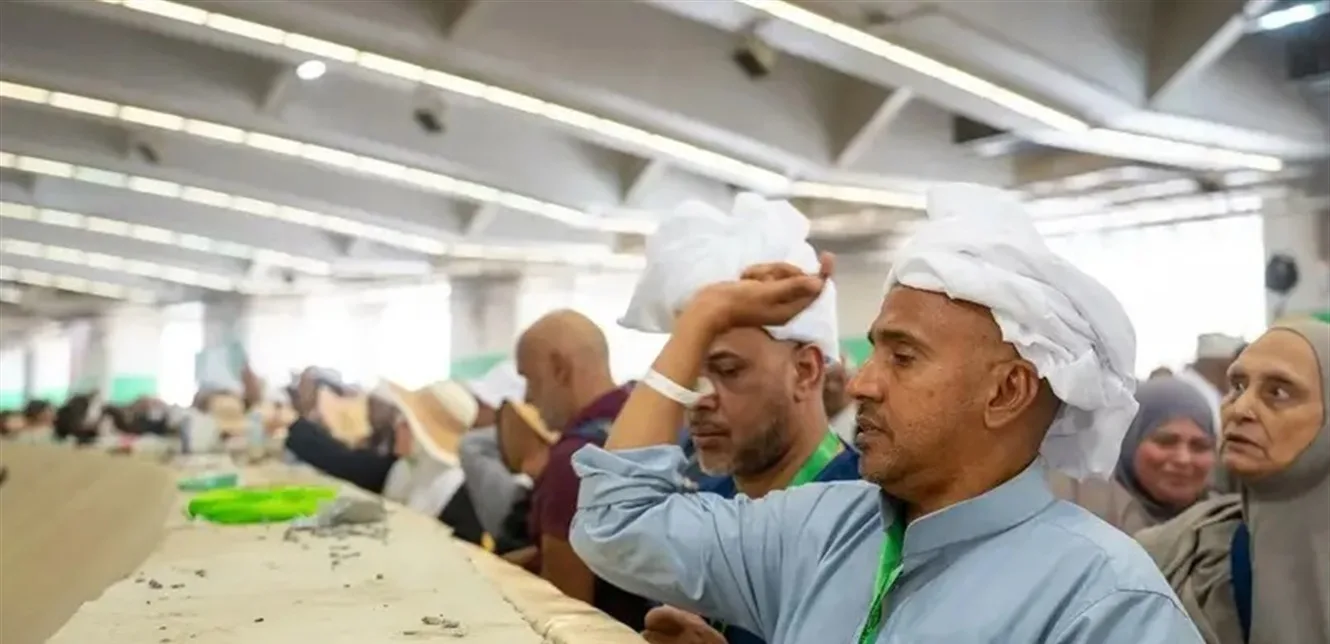 الحجاج يقومون برمي الجمرات في اليوم الثالث من أيام التشريق وأداء طواف الوداع بسهولة. الحجاج يقومون برمي الجمرات في اليوم الثالث من أيام التشريق وأداء طواف الوداع بسهولة.