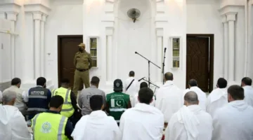 الحجاج ينفذون صلاتي المغرب والعشاء في مزدلفة مع تقديم خدمات شاملة.
