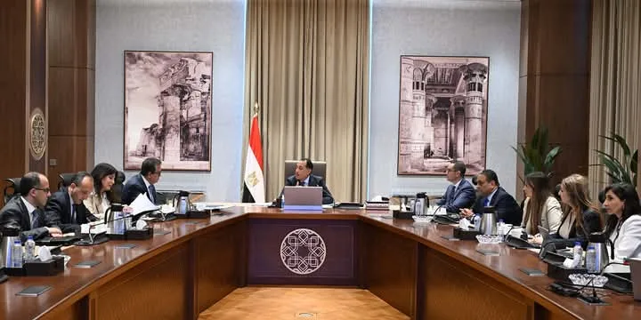 الحكومة تطرح خطة استثمارية طموحة للصحة لمدة 10 سنوات.. مدبولي: القطاع الصحي يعد أولوية واستثماراً استراتيجياً. الحكومة تطرح خطة استثمارية طموحة للصحة لمدة 10 سنوات.. مدبولي: القطاع الصحي يعد أولوية واستثماراً استراتيجياً.