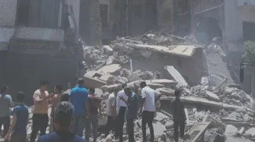 الحماية المدنية تتواجد في موقع انهيار المبنى بشبرا وتقوم بفرض طوق أمني.