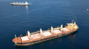 الحوثيون ينذرون باستهداف السفن الأمريكية إذا تدخلت واشنطن في الصراع بين إسرائيل وإيران