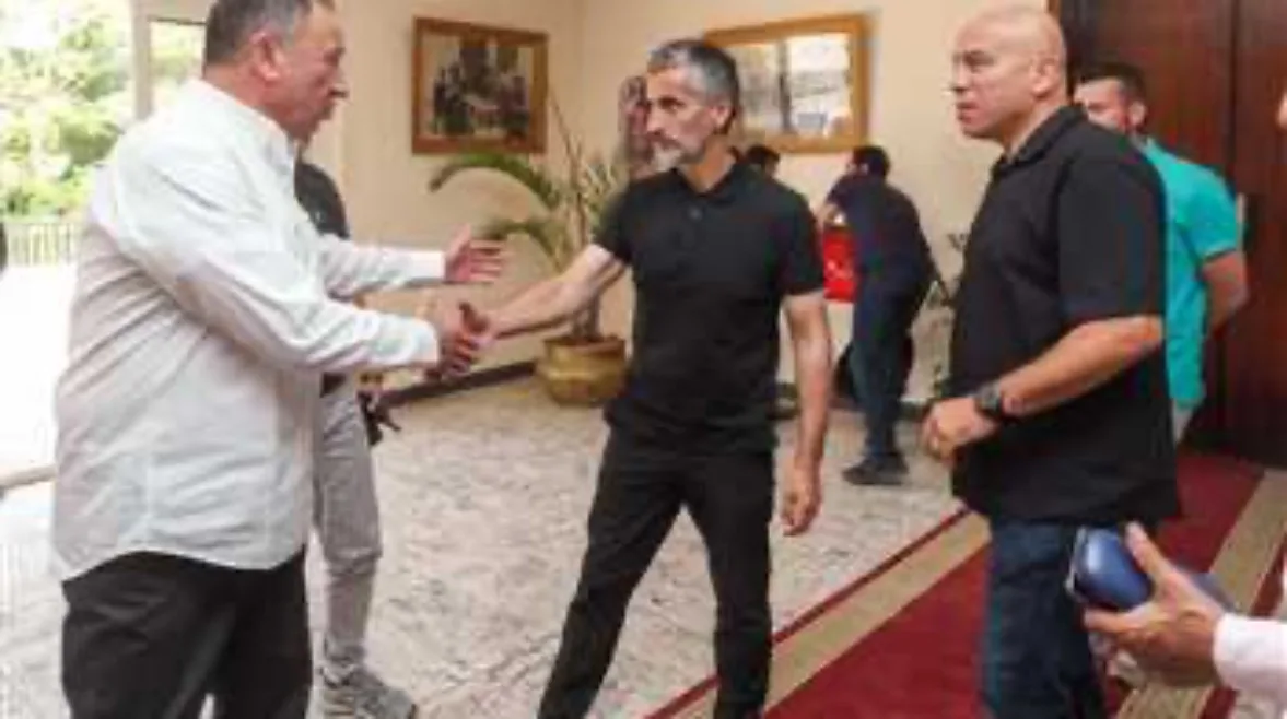 الخطيب يجتمع بشكل حاسم مع ريبيرو ويوسف لتحديد مصير اللاعبين. الخطيب يجتمع بشكل حاسم مع ريبيرو ويوسف لتحديد مصير اللاعبين.