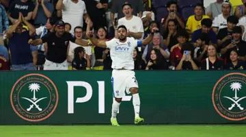 الدوسري يسجل هدف المباراة الأول بين الهلال وباتشوكا متجاوزًا الشحات وأبو تريكة.