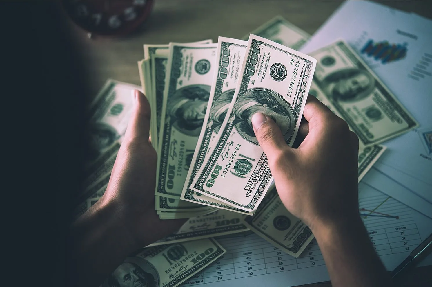 الدولار يبلغ أدنى سعر له اليوم الأحد 29-6-2025 حيث وصل إلى 49.70 جنيها للبيع في 5 بنوك عند بدء المعاملات.