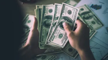 الدولار يتخطى 50 جنيهاً ويزداد بنحو 90 قرشاً