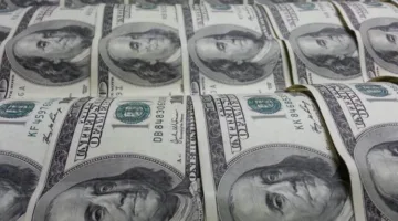 الدولار يحقق مكاسب إضافية بدعم من التفاؤل بشأن المفاوضات التجارية بين الولايات المتحدة والصين