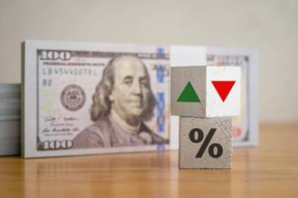 الدولار يخفف من تراجعه في ظل استمرار الغموض حول أسعار الفائدة والتوترات الجيوسياسية الدولار يخفف من تراجعه في ظل استمرار الغموض حول أسعار الفائدة والتوترات الجيوسياسية