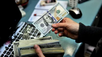 الدولار يستمر في الانخفاض في البنوك ويسجل أدنى سعر عند 49.71 جنيه للبيع.
