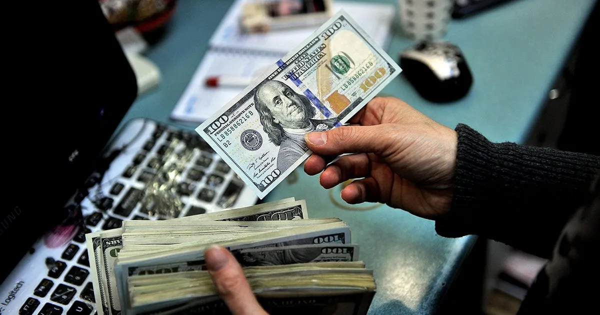 الدولار يستمر في الانخفاض في البنوك ويسجل أدنى سعر عند 49.71 جنيه للبيع.