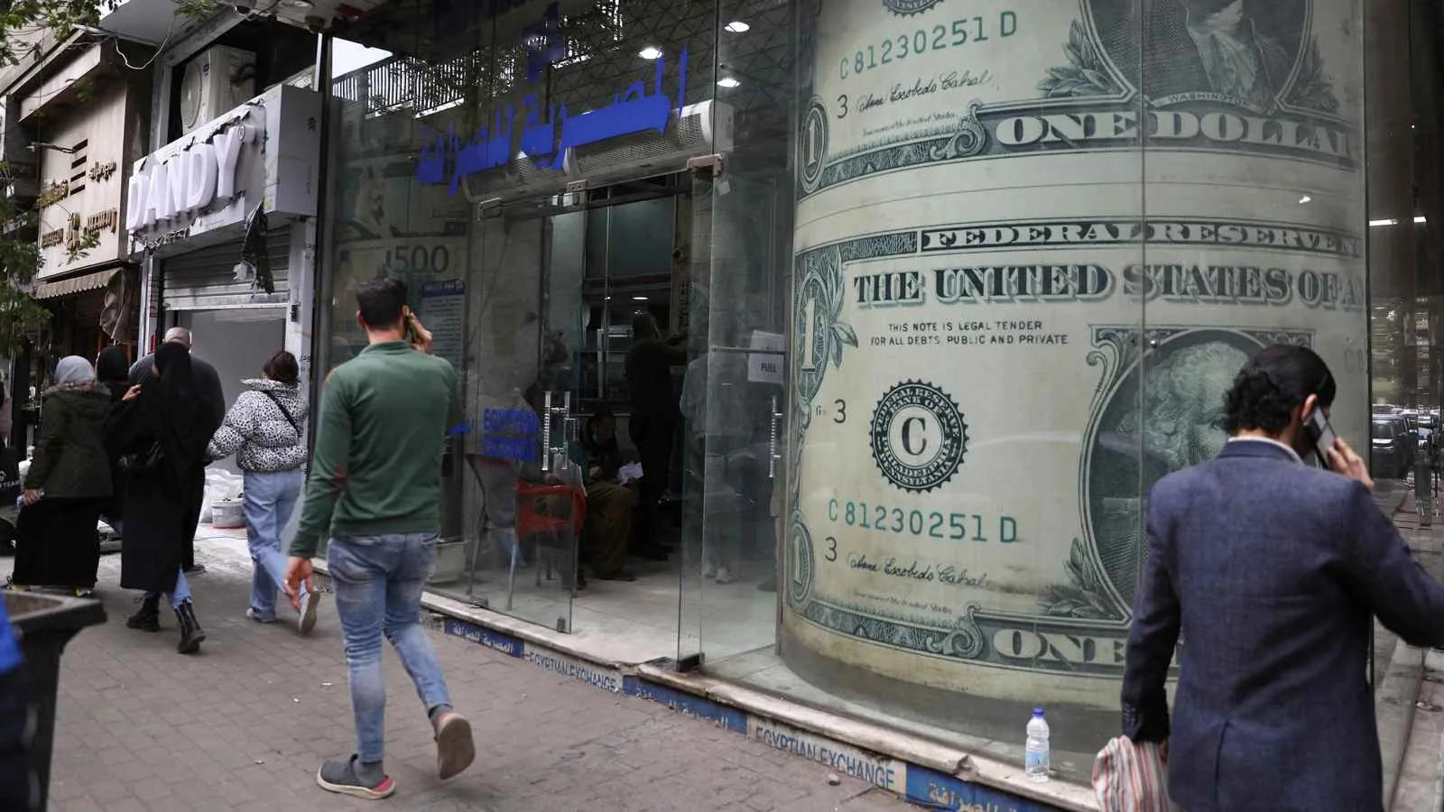 الدولار يستمر في الانخفاض مقابل الجنيه في البنوك المصرية بعد عطلة عيد الأضحى الدولار يستمر في الانخفاض مقابل الجنيه في البنوك المصرية بعد عطلة عيد الأضحى