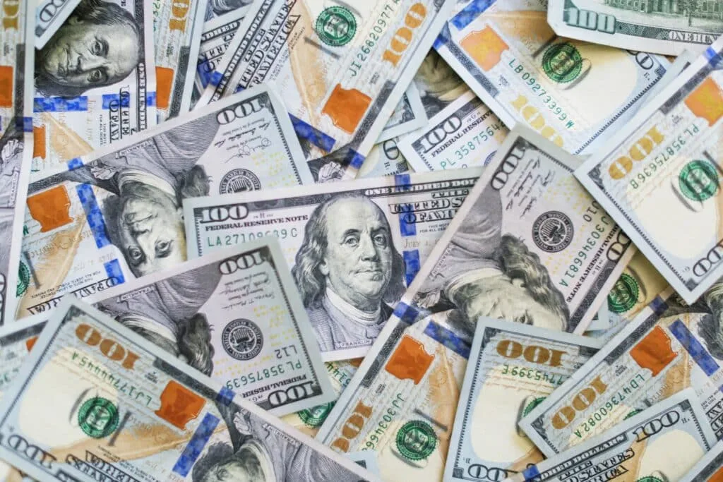 الدولار يسجل أدنى سعر له اليوم الأربعاء 11-6-2025، حيث بلغ 49.52 جنيهاً للبيع في تسعة بنوك.
