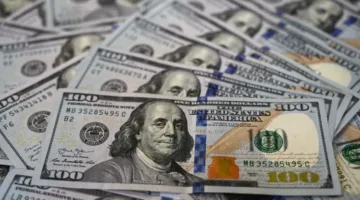 الدولار يصل إلى أدنى مستوياته في ظل القلق بشأن استقلالية البنك المركزي