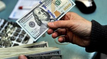 الدولار ينخفض إلى أدنى مستوى له اليوم الأربعاء 18-6-2025، حيث بلغ سعره 50.17 جنيها للبيع في بداية التعاملات.