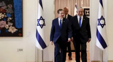 الرئيس الإسرائيلي نتنياهو يزور مواقع سقوط الصواريخ الإيرانية في جنوب تل أبيب