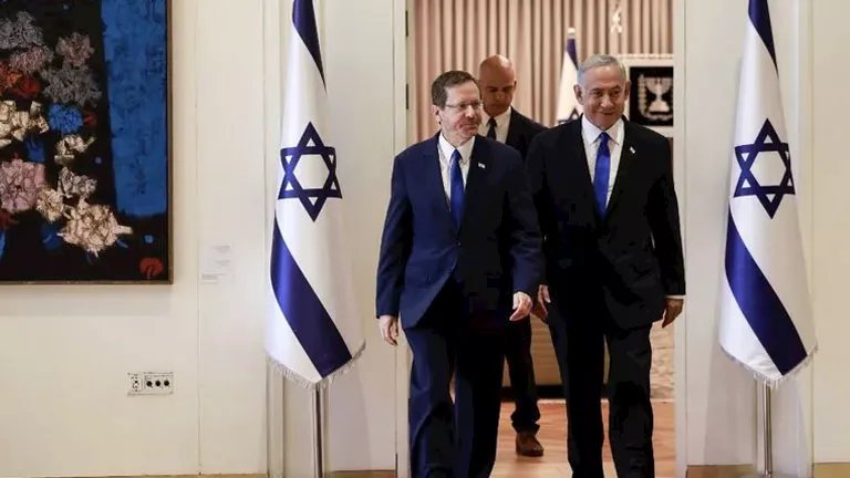الرئيس الإسرائيلي نتنياهو يزور مواقع سقوط الصواريخ الإيرانية في جنوب تل أبيب الرئيس الإسرائيلي نتنياهو يزور مواقع سقوط الصواريخ الإيرانية في جنوب تل أبيب