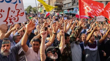 الرئيس الإيراني يشارك في احتجاج ضد الضربات الأمريكية في طهران