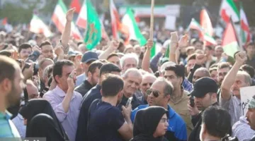 الرئيس الإيراني يشارك في احتجاجات بطهران ضد الضربات الأمريكية