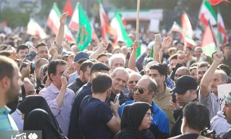 الرئيس الإيراني يشارك في احتجاجات بطهران ضد الضربات الأمريكية الرئيس الإيراني يشارك في احتجاجات بطهران ضد الضربات الأمريكية