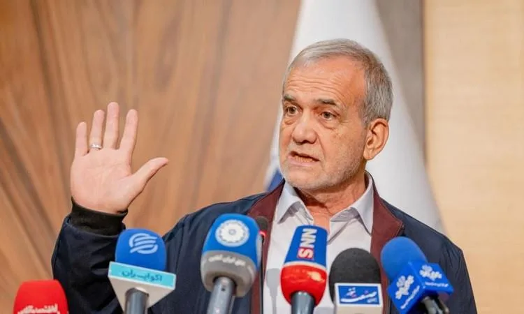الرئيس الإيراني يُثني على “تضامن الشعب” خلال جنازة ضحايا الحرب مع إسرائيل