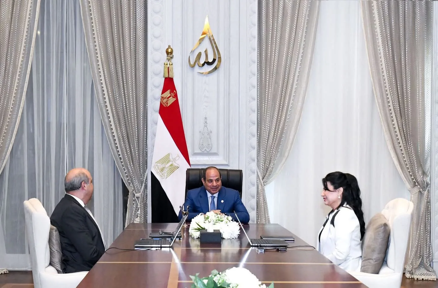 الرئيس السيسي يراقب خطة تطوير قطاع الطيران المدني: توجيهات بالتعاون مع القطاع الخاص وافتتاح مطار الغردقة بحلول نهاية 2025.