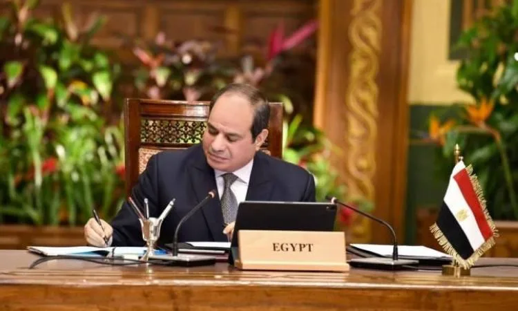 الرئيس السيسي يوقع قانوناً لتنظيم إصدار الفتاوى الشرعية الرئيس السيسي يوقع قانوناً لتنظيم إصدار الفتاوى الشرعية