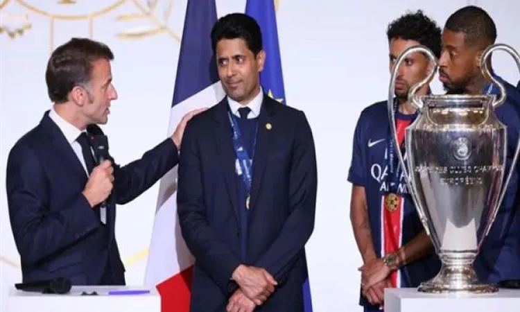 الرئيس الفرنسي يحتفل بلاعبي “باريس سان جيرمان” في قصر الإليزيه الرئيس الفرنسي يحتفل بلاعبي “باريس سان جيرمان” في قصر الإليزيه