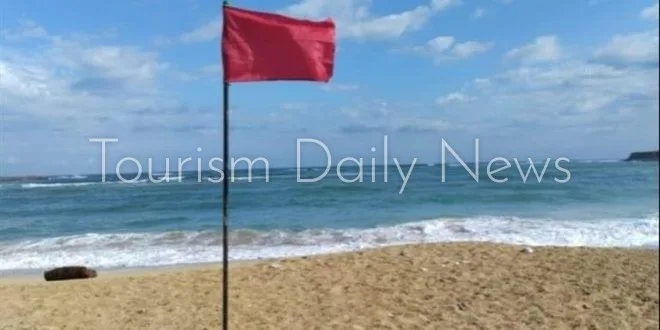 الرايات الحمراء تعلو سواحل القطاع الغربي في الإسكندرية الرايات الحمراء تعلو سواحل القطاع الغربي في الإسكندرية