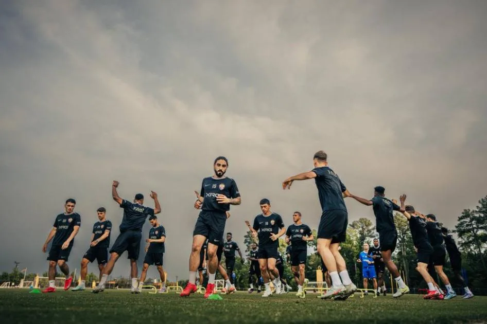 «الزعيم» يبارك لجماهيره بمناسبة العيد ويتعهد برفع راية كرة الإمارات. «الزعيم» يبارك لجماهيره بمناسبة العيد ويتعهد برفع راية كرة الإمارات.