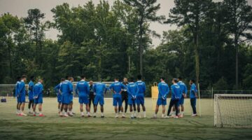 «الزعيم» يشرع في حلم كأس العالم بملاقاة «العملاق العجوز»