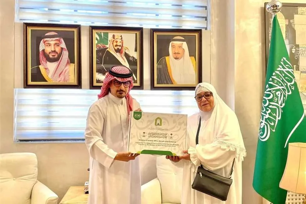 السعودية تحقق حلم سيدة مُنعت من أداء الحج لمدة 20 عاماً. السعودية تحقق حلم سيدة مُنعت من أداء الحج لمدة 20 عاماً.