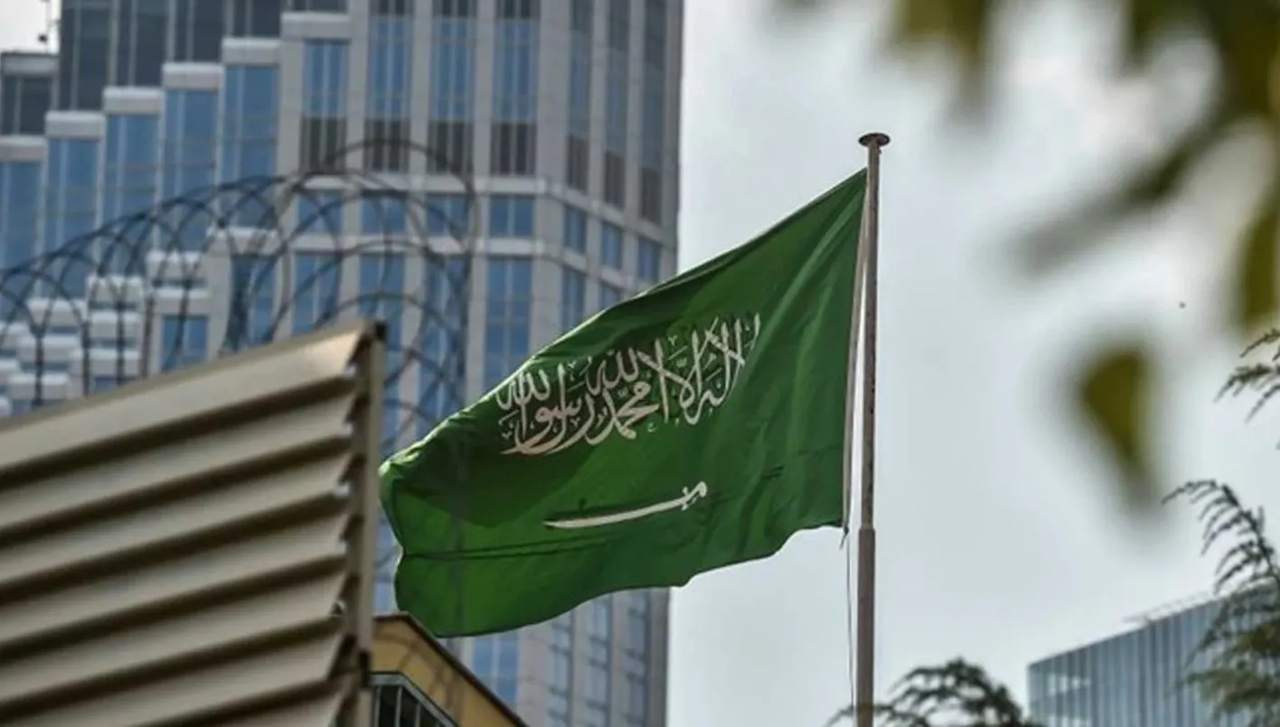 السعودية تعرب عن قلقها العميق حيال استهداف الولايات المتحدة للمنشآت النووية الإيرانية وتحث على تجنب التصعيد.