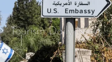 السفارة الأمريكية في إسرائيل تطلب من موظفيها البقاء في منازلهم.