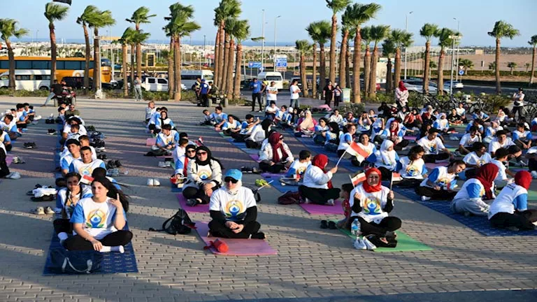 السفارة الهندية تحتفي باليوم العالمي لليوغا في شرم الشيخ (صور)