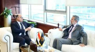 السفير الإيطالي في مصر: القطاع المالي خارج المصارف يشهد تقدمًا غير مسبوق ونسعى لتعاون استراتيجي في مجالات متنوعة.