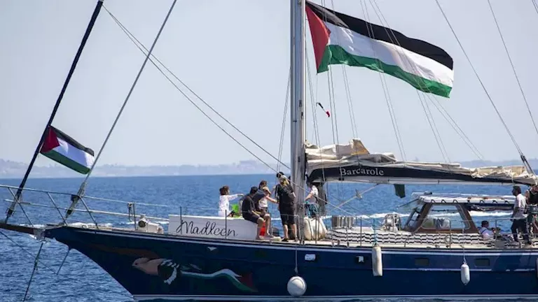السفينة “مادلين”: نواجه تداخلًا كبيرًا في نظام تحديد المواقع العالمي (جي بي إس) السفينة “مادلين”: نواجه تداخلًا كبيرًا في نظام تحديد المواقع العالمي (جي بي إس)