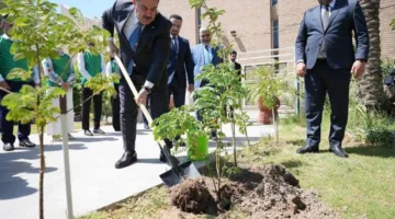 السوداني يزرع شتلة في حديقة الجامعة المستنصرية ببغداد