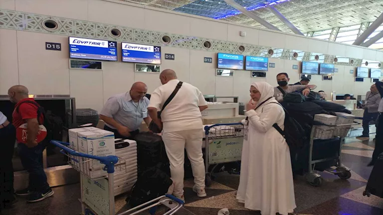 السياحة: استمرار تدفق الحجاج من مطاري جدة والمدينة المنورة السياحة: استمرار تدفق الحجاج من مطاري جدة والمدينة المنورة