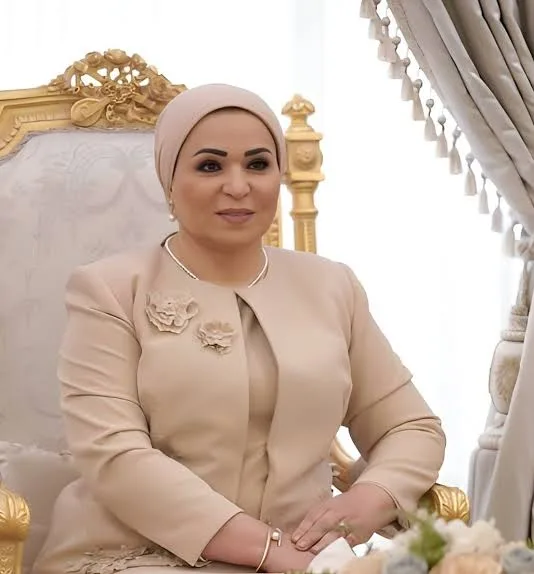 السيدة انتصار السيسي تعبر عن حزنها لضحايا حادث المنوفية: قلوبنا مليئة بالألم، والهلال الأحمر يساند عائلاتهم.