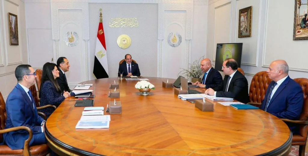 السيسي يطلب الإسراع في تقديم السردية الوطنية لتحقيق التنمية الاقتصادية ومحاورها. السيسي يطلب الإسراع في تقديم السردية الوطنية لتحقيق التنمية الاقتصادية ومحاورها.