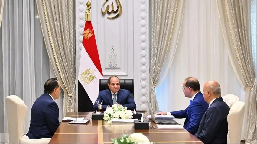 السيسي يلتقي برئيس الوزراء ووزير المالية لمناقشة آخر التطورات في مبادرة التخفيفات الضريبية السيسي يلتقي برئيس الوزراء ووزير المالية لمناقشة آخر التطورات في مبادرة التخفيفات الضريبية