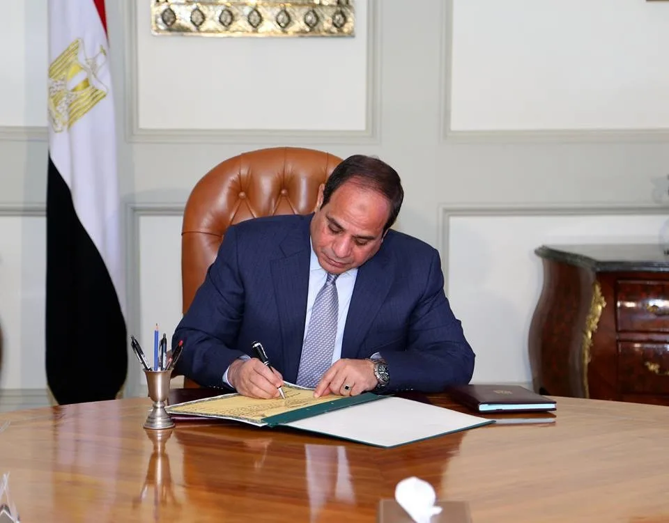 السيسي يُوافق على قانون العلاوة الدورية للموظفين والغير موظفين. السيسي يُوافق على قانون العلاوة الدورية للموظفين والغير موظفين.