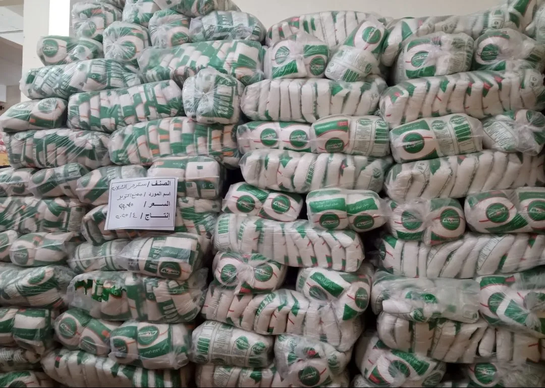الشركة القابضة للصناعات الغذائية: توفير 65 ألف طن من السكر، 24 ألف طن من المعكرونة، 10 آلاف طن من الأرز، و43 ألف طن من زيت الطعام شهريًا للمنافذ التموينية