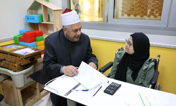 الشيخ أيمن عبد الغني يتفقد طلاب الشهادة الثانوية في مستشفى 57357 ومعهد الأورام