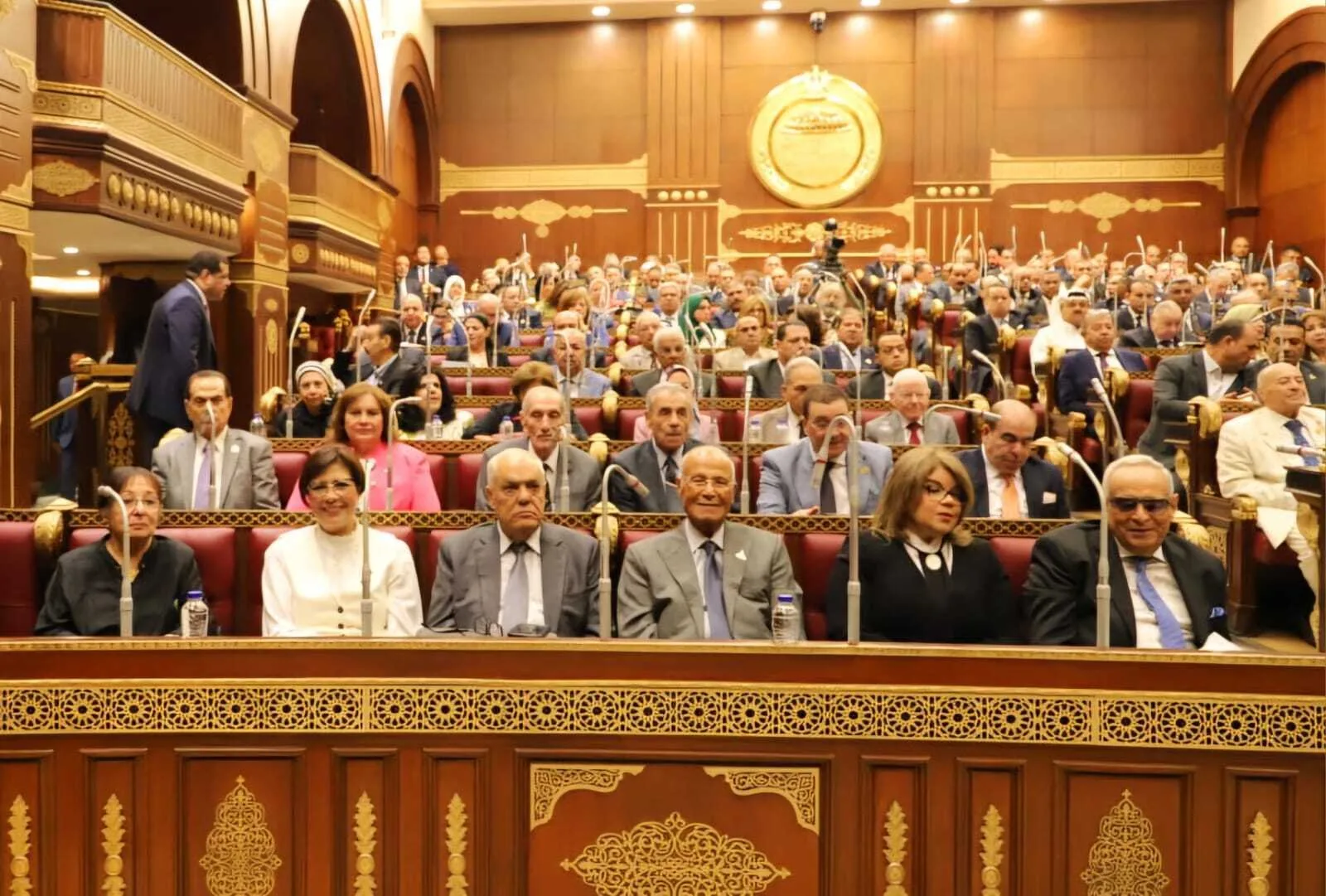 الشيوخ يتناولون تأثيرات قانون التأمين الصحي والضرائب على العقارات المبنية.