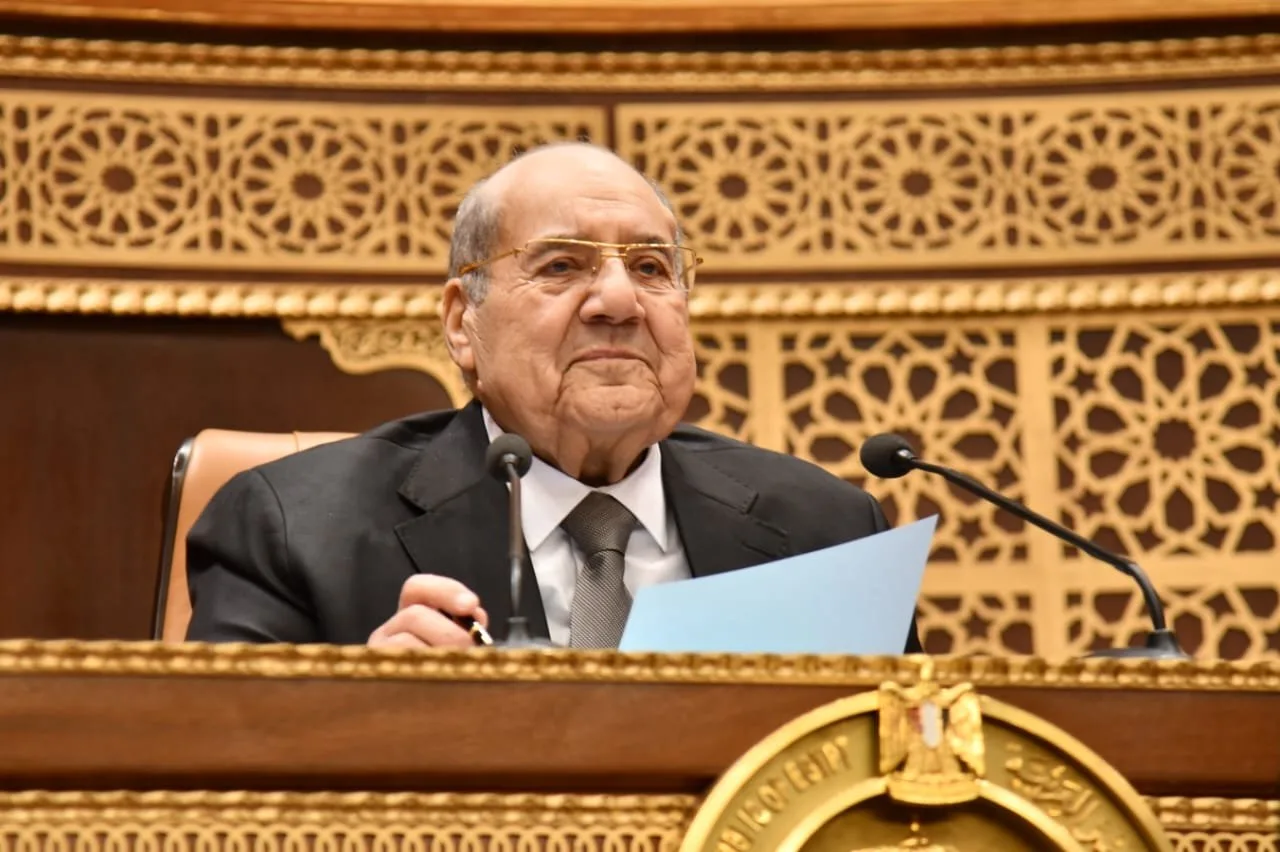 الشيوخ يستفسرون عن سياسة الحكومة في التصدي للتصحر ونقص المياه. الشيوخ يستفسرون عن سياسة الحكومة في التصدي للتصحر ونقص المياه.