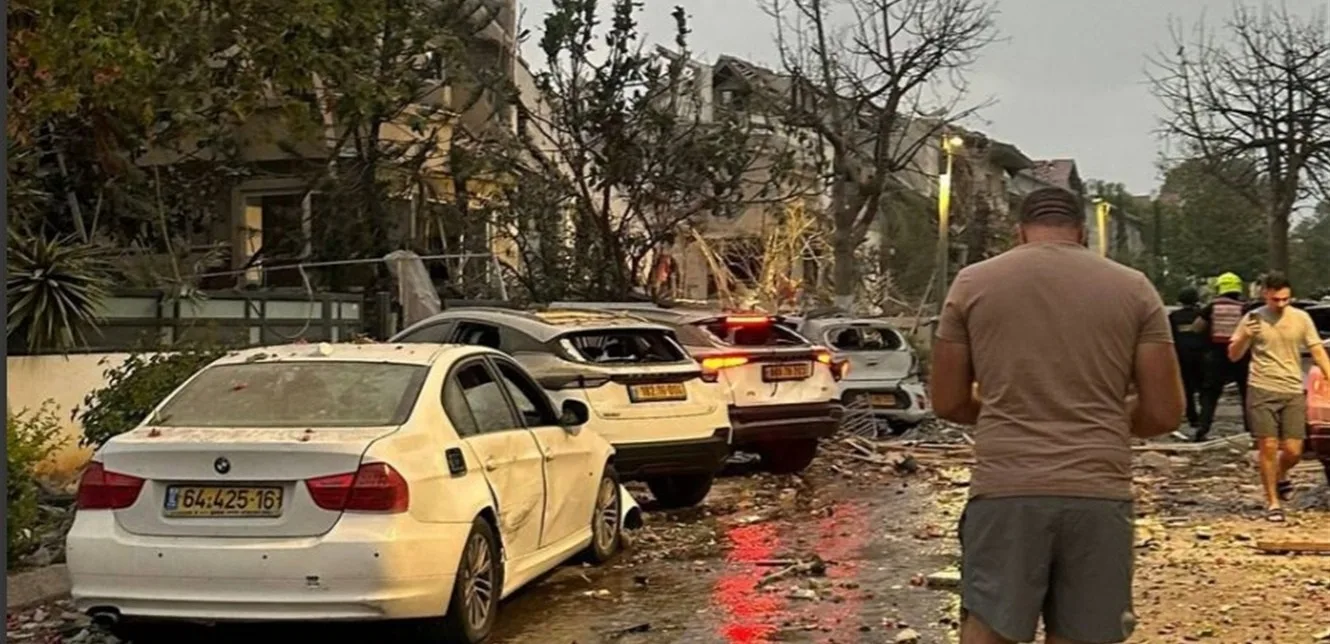 الصراع يتواصل بين إسرائيل وإيران.. طهران أطلقت مجموعة جديدة من الصواريخ وحدوث دمار واسع في تل أبيب الصراع يتواصل بين إسرائيل وإيران.. طهران أطلقت مجموعة جديدة من الصواريخ وحدوث دمار واسع في تل أبيب